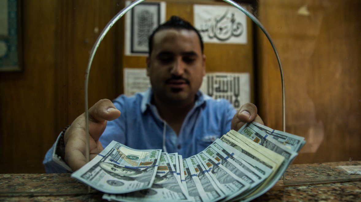 سوق الإنتربنك المصري بين البنوك مع رسم توضيحي لآلية تبادل العملات الأجنبية</IMAGE_ALT_2]