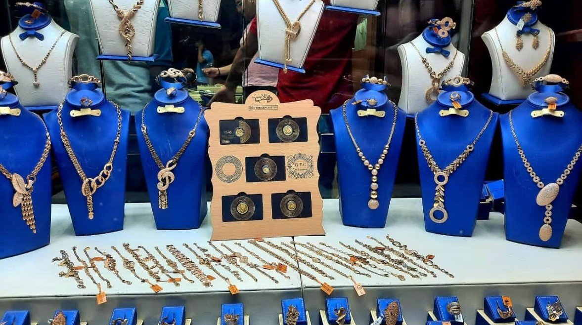 الذهب يرتفع رغم التشدد النقدي.. لماذا يدعم تراجع النفط والدولار المعدن النفيس؟
