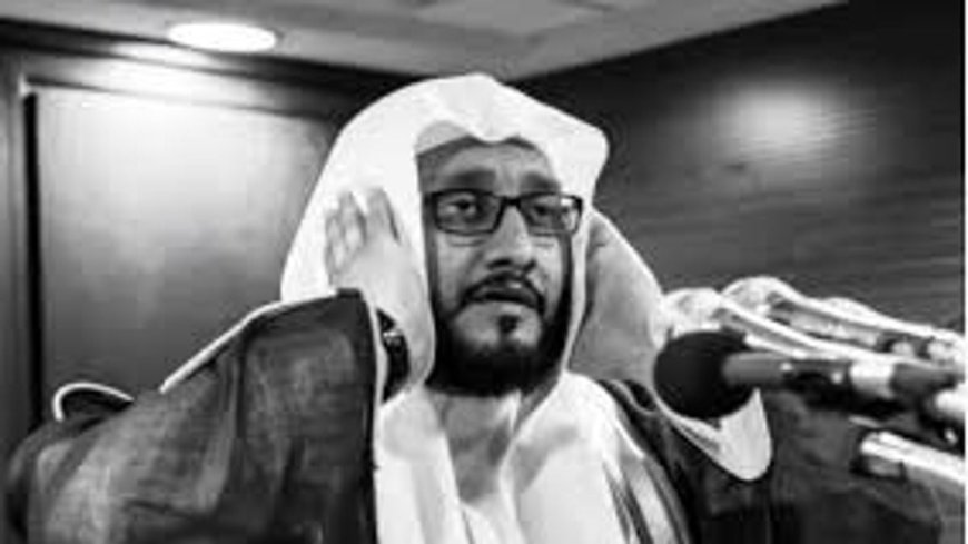 الشيخ إبراهيم المدني أثناء رفع الأذان في المسجد الحرام