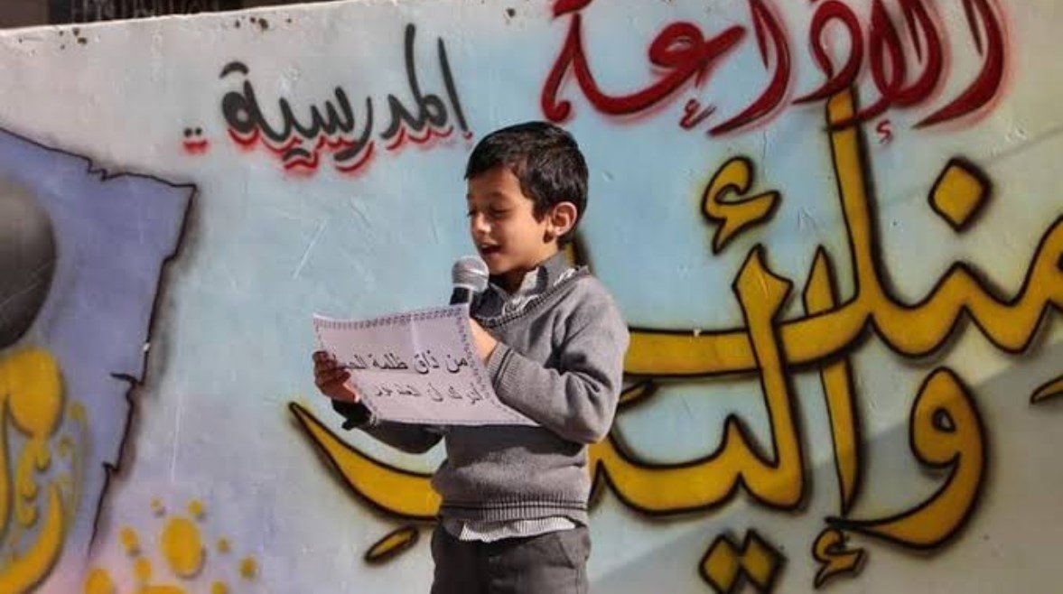 طالب يلقي قصيدة عن الأخلاق في الإذاعة المدرسية طالب يلقي قصيدة عن الأخلاق في الإذاعة المدرسية